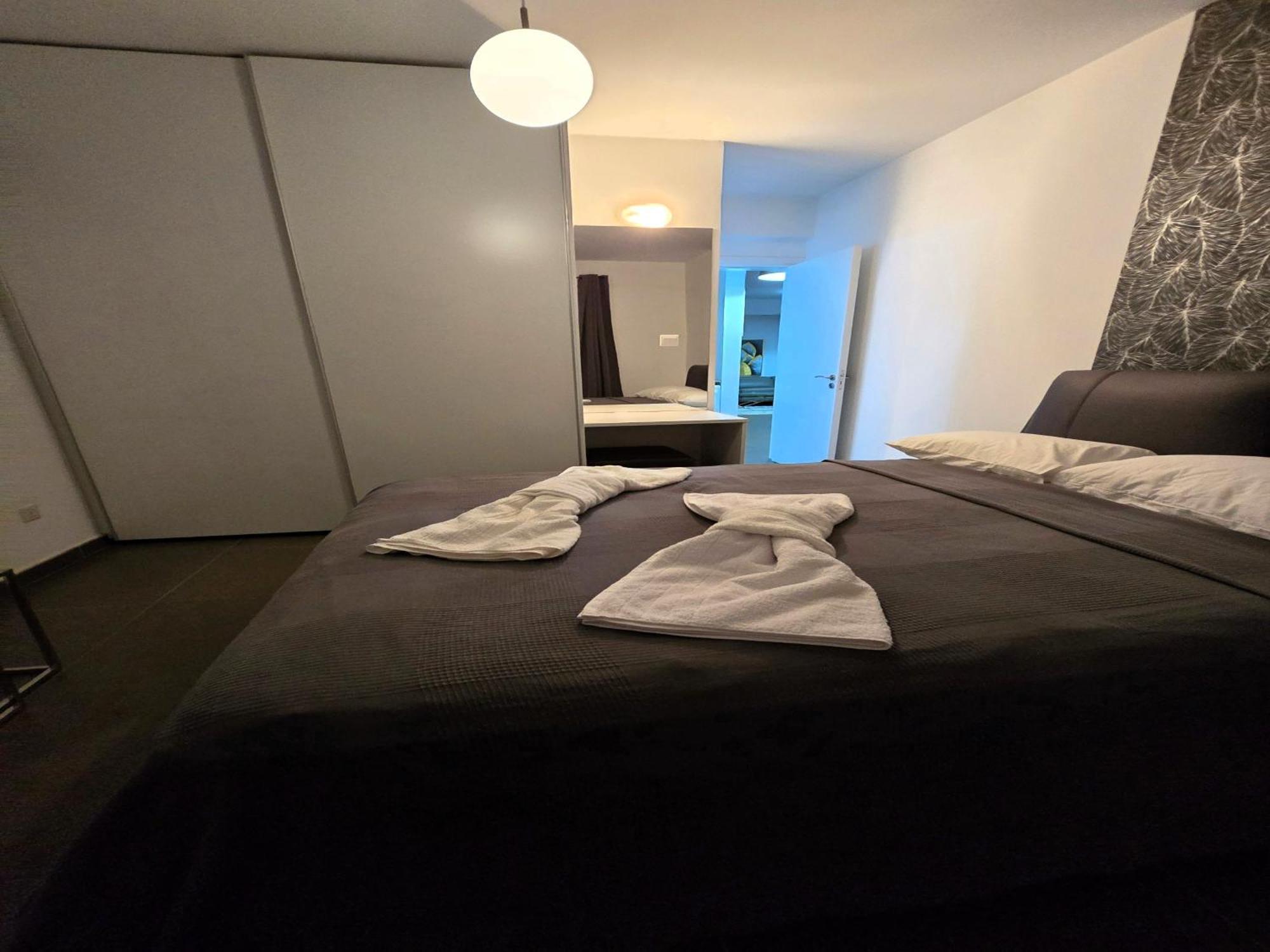 Golden Bay Deluxe Holiday Apartment โปรทาราส ภายนอก รูปภาพ