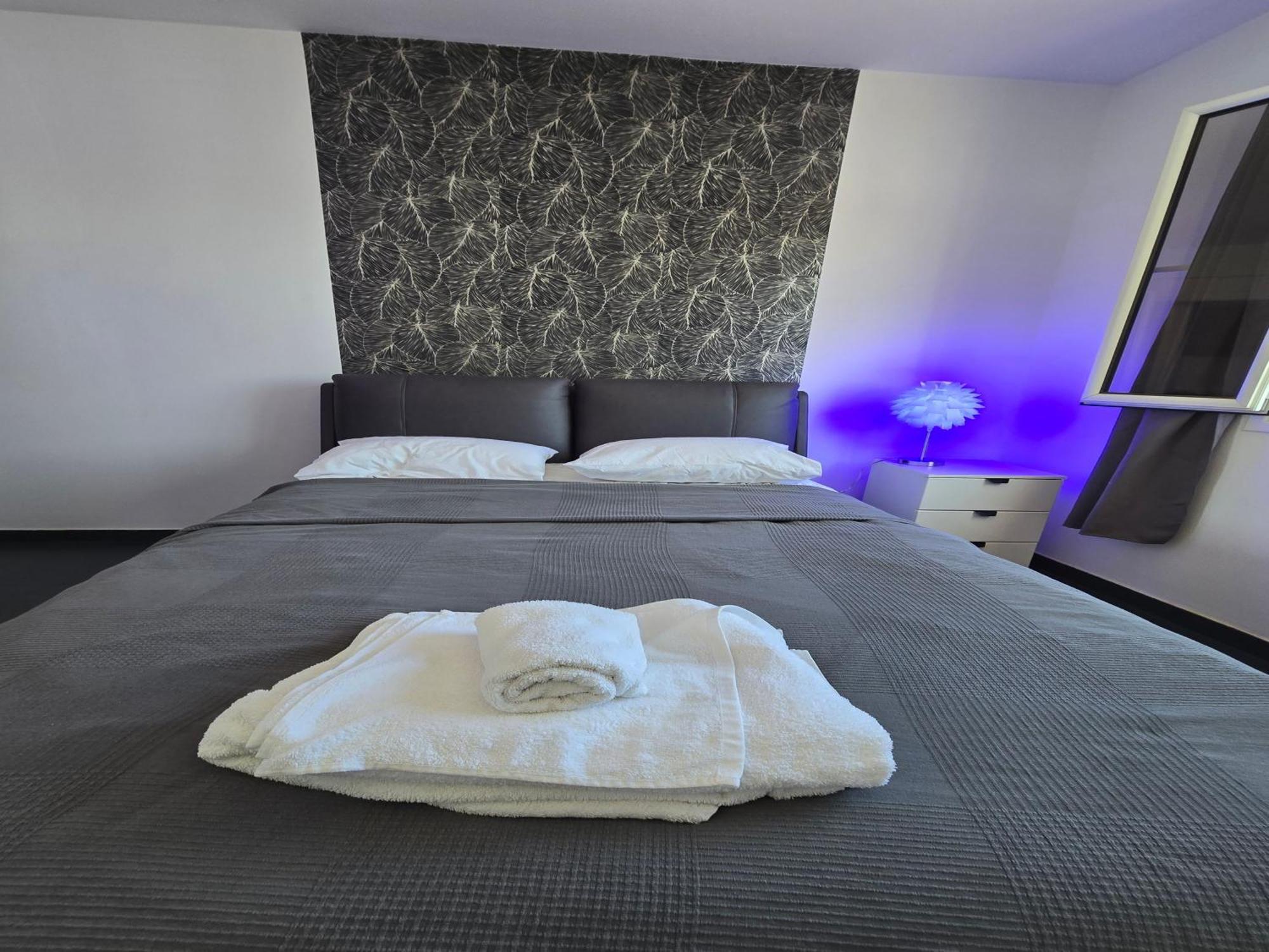 Golden Bay Deluxe Holiday Apartment โปรทาราส ภายนอก รูปภาพ