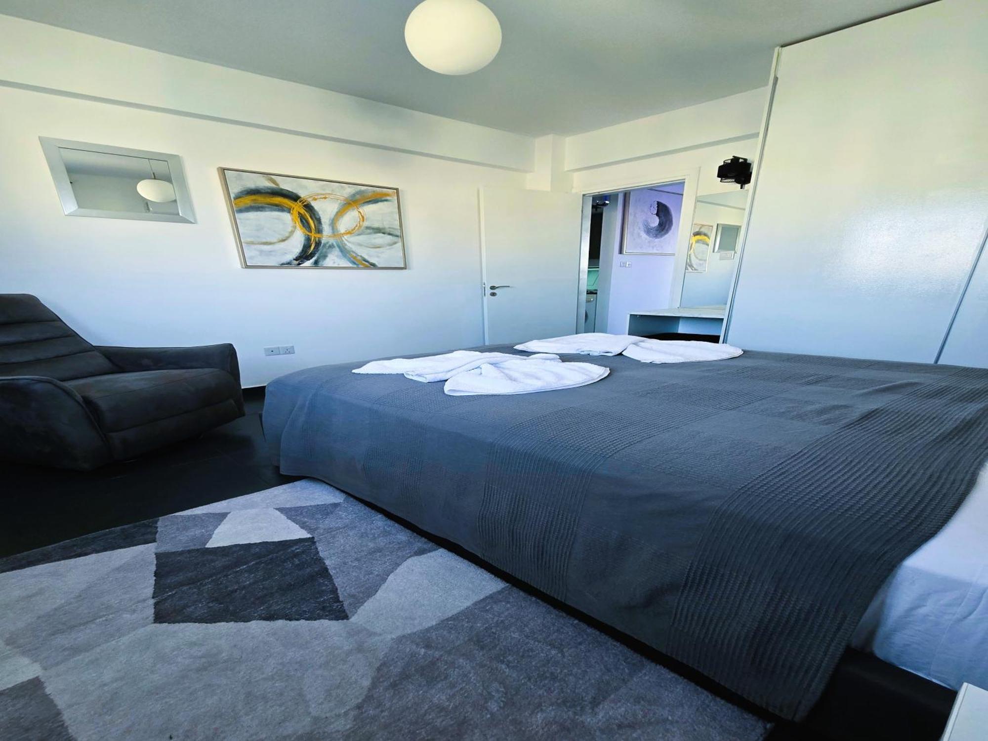 Golden Bay Deluxe Holiday Apartment โปรทาราส ภายนอก รูปภาพ
